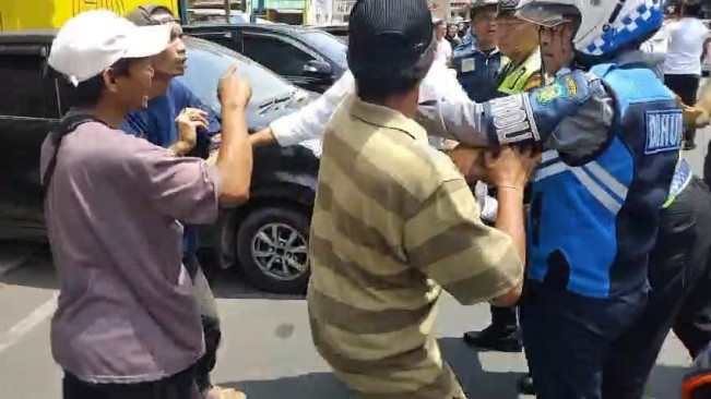 Kericuhan saat penertiban jukir liar di Medan. [Istimewa]